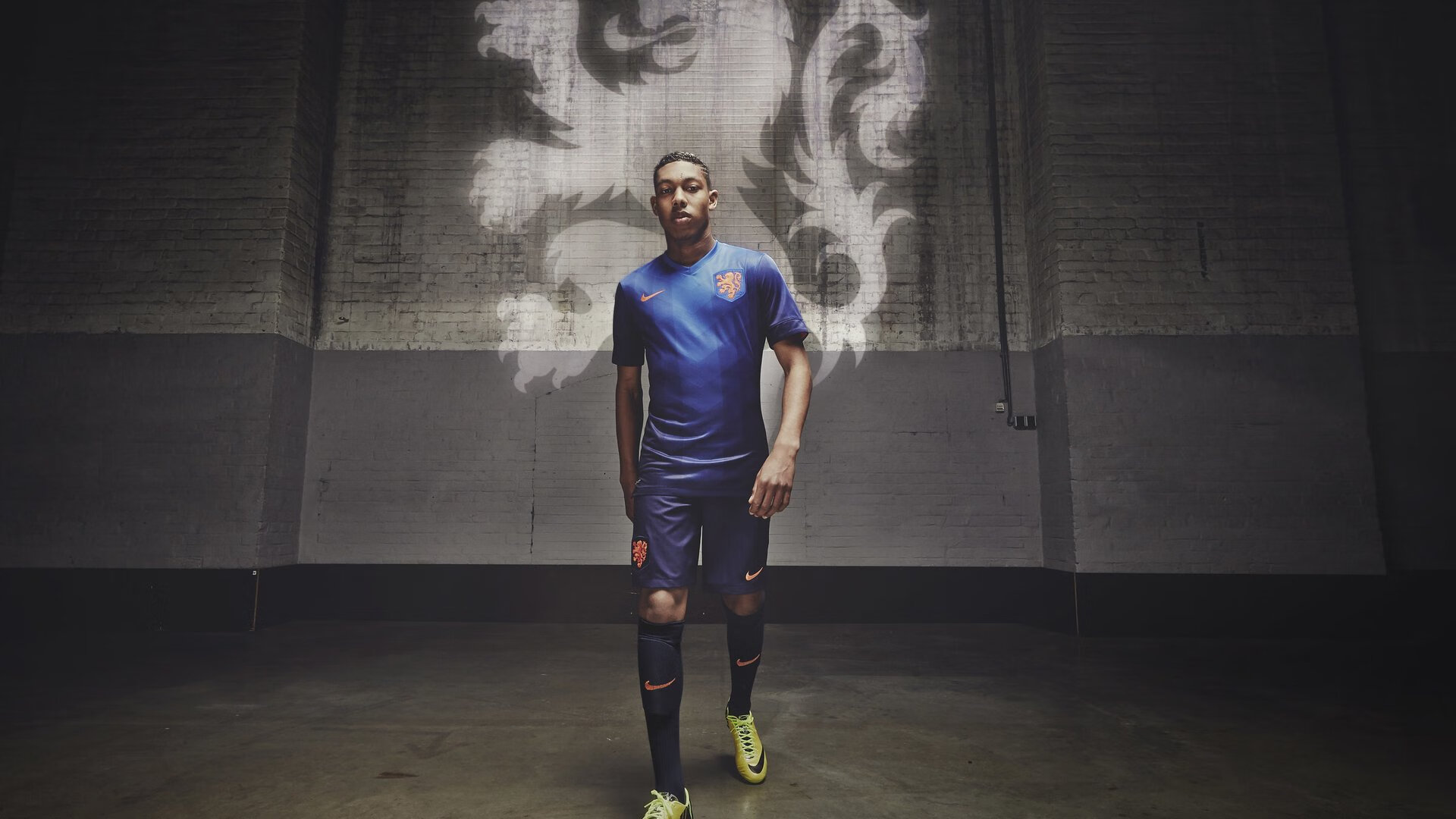 JIUYOU GAMING-冠军球队球员参与社区环保活动树立良好形象，社区足球队